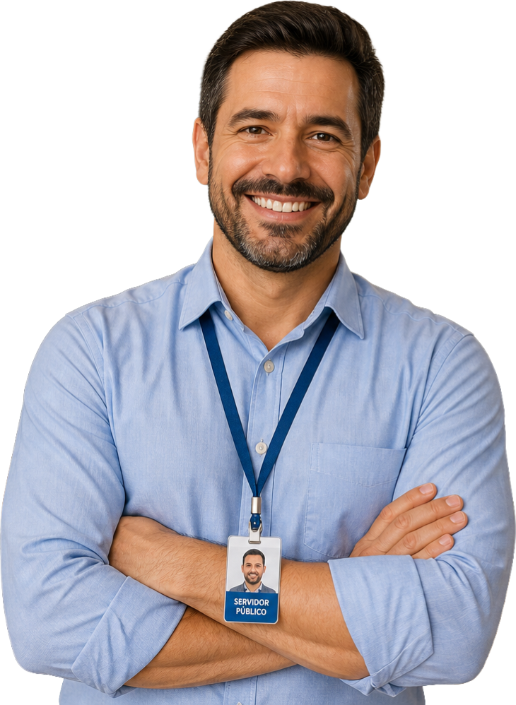 Servidor público sorrindo, vestindo camisa azul com crachá